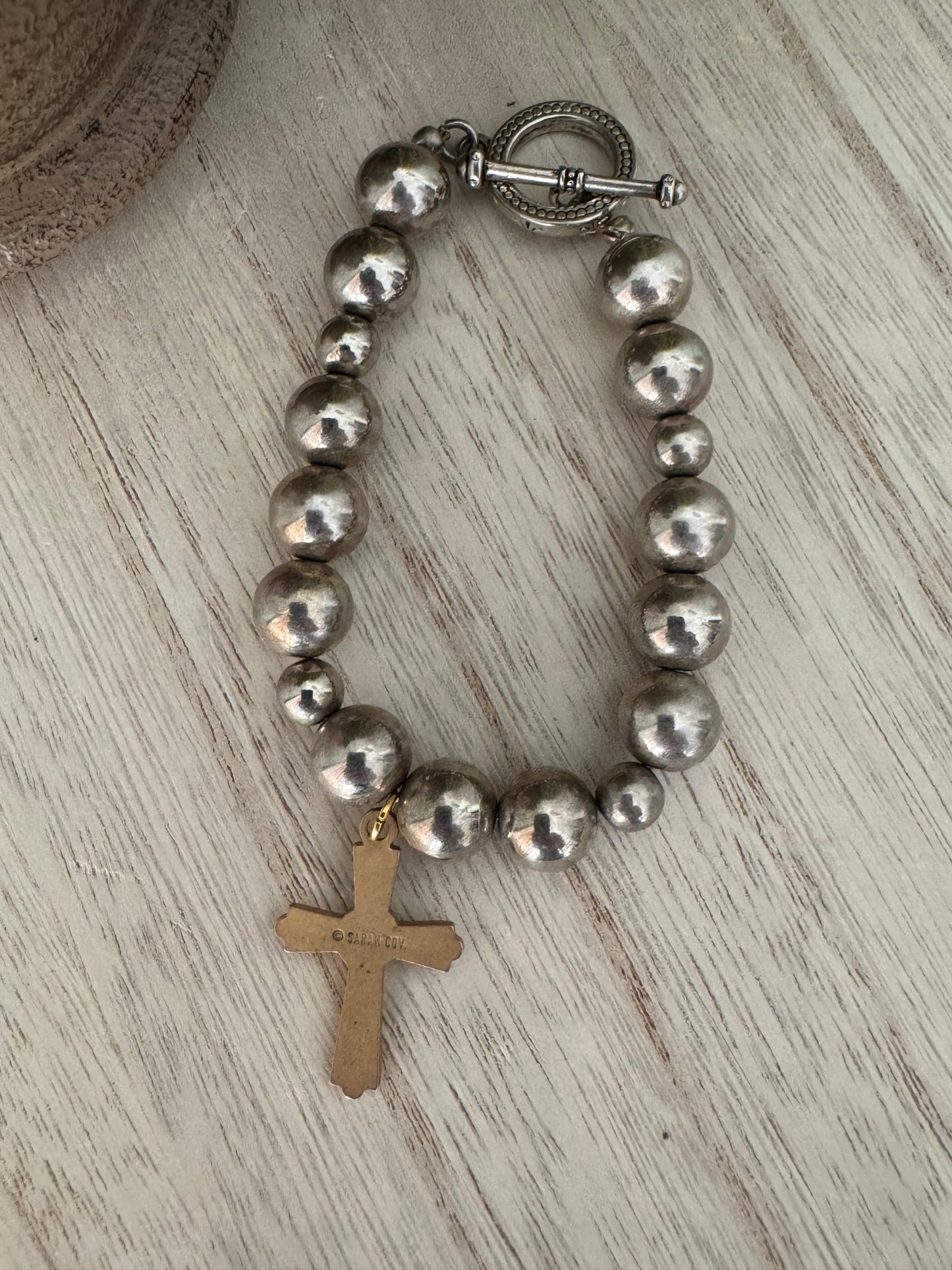 Vintage Silver Beaded Stretch Bracelet with Gold Cross – 7.5 Inches