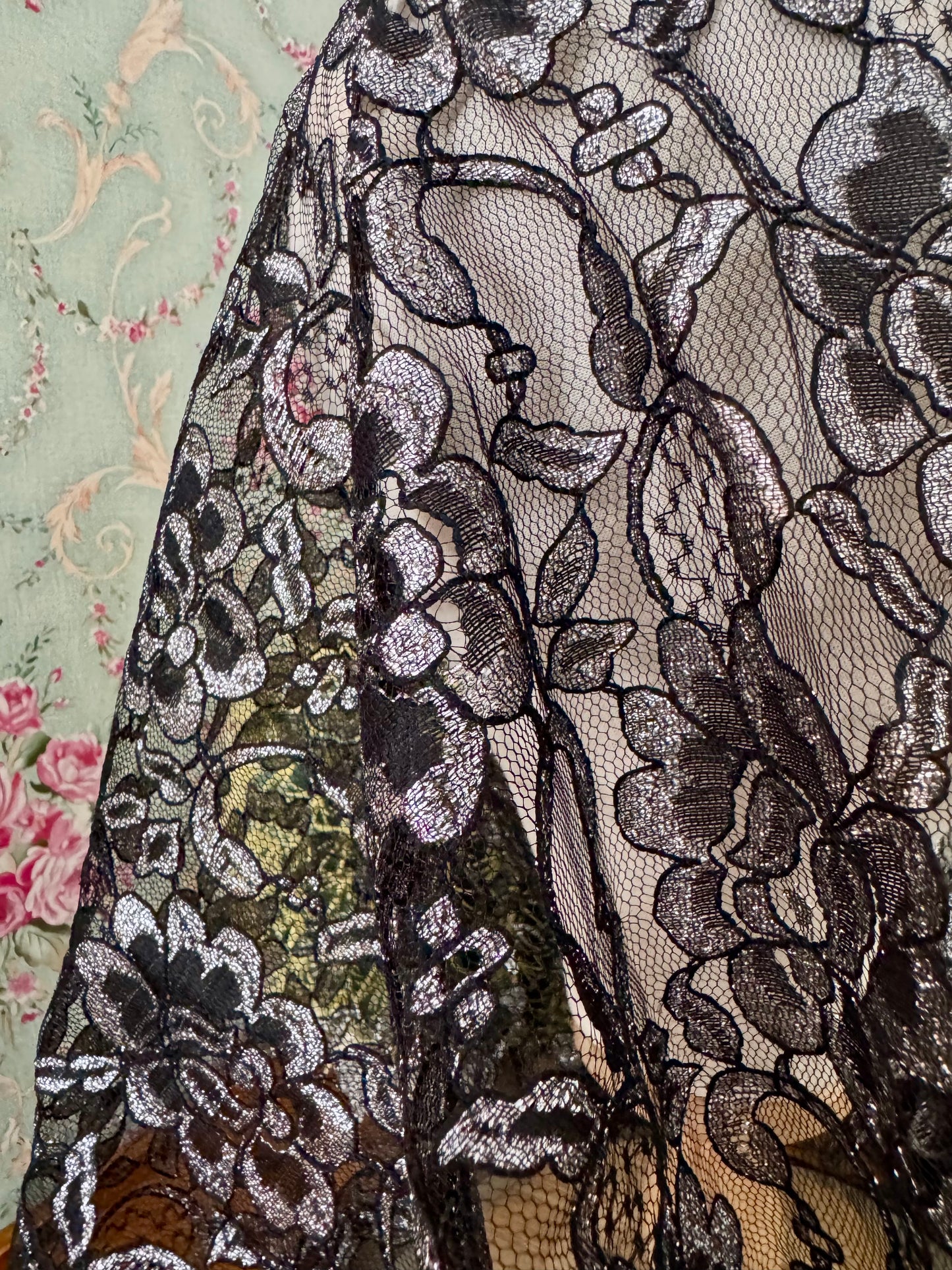 Infinity Veil • Black with Bright Silver Contrast • 24" x 24" • No Clip