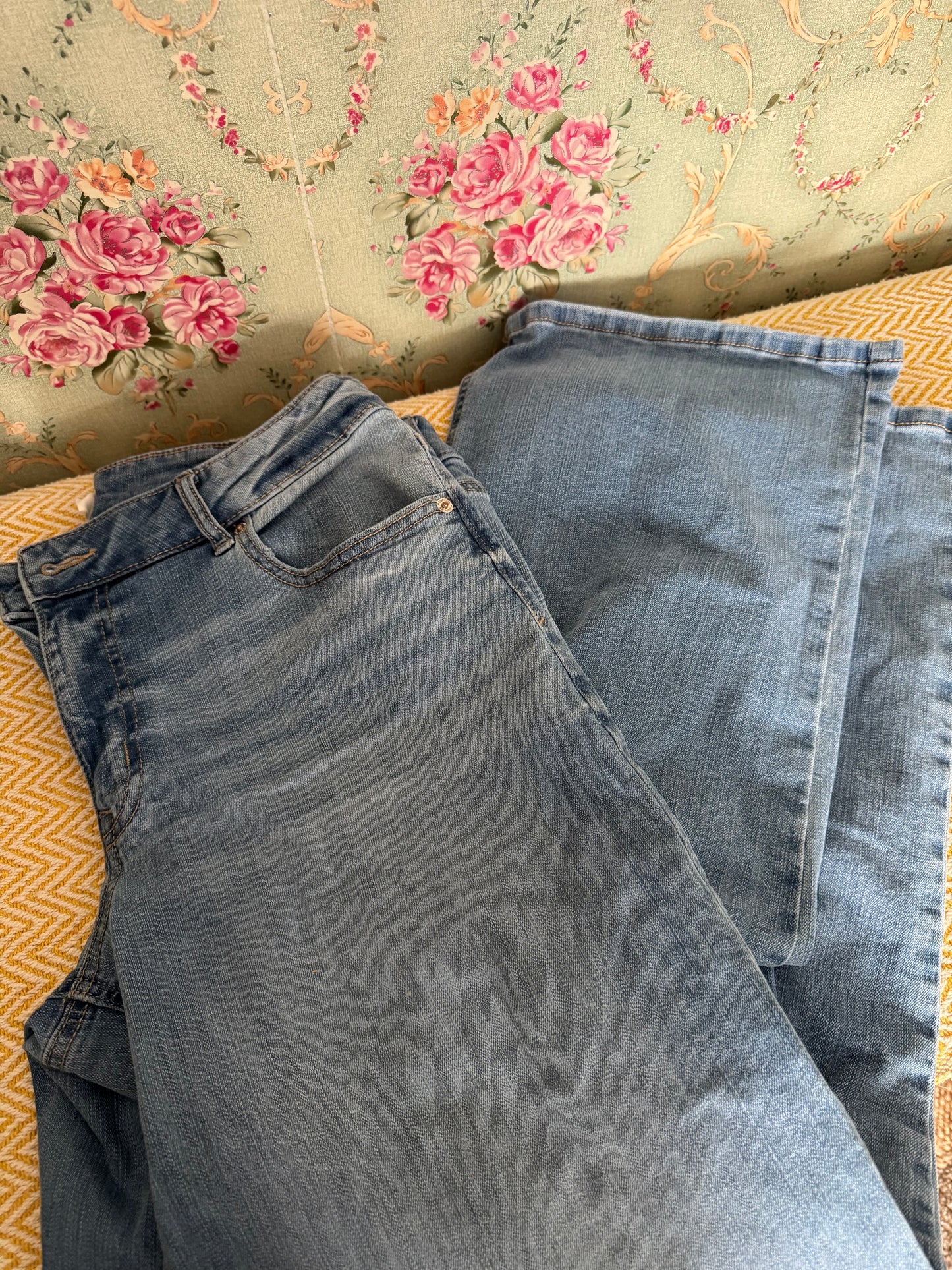 Lot of 4 Women’s Jeans & Capris – Size 9/10–10 Great mixed lot of four gently used women’s denim pieces