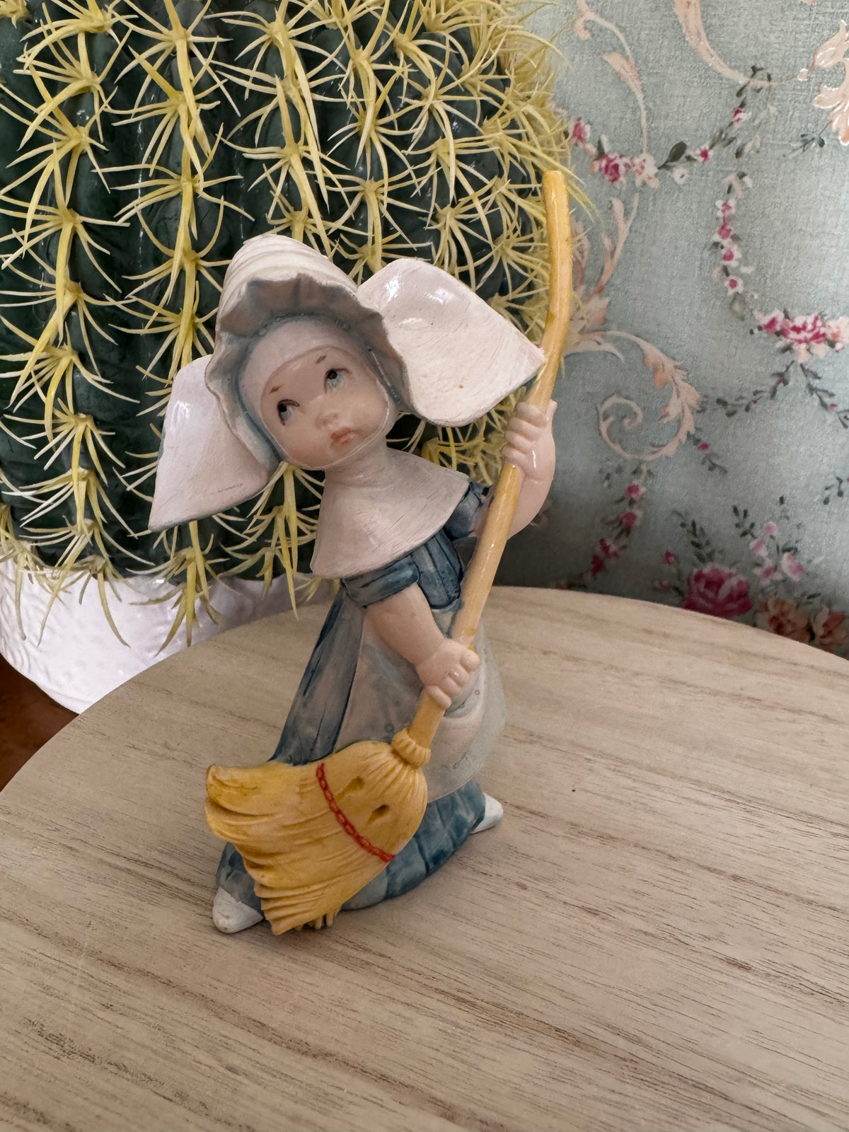 Vintage Simonetti Fontanini Depose Italy #834 Sweeping Nun Figurine