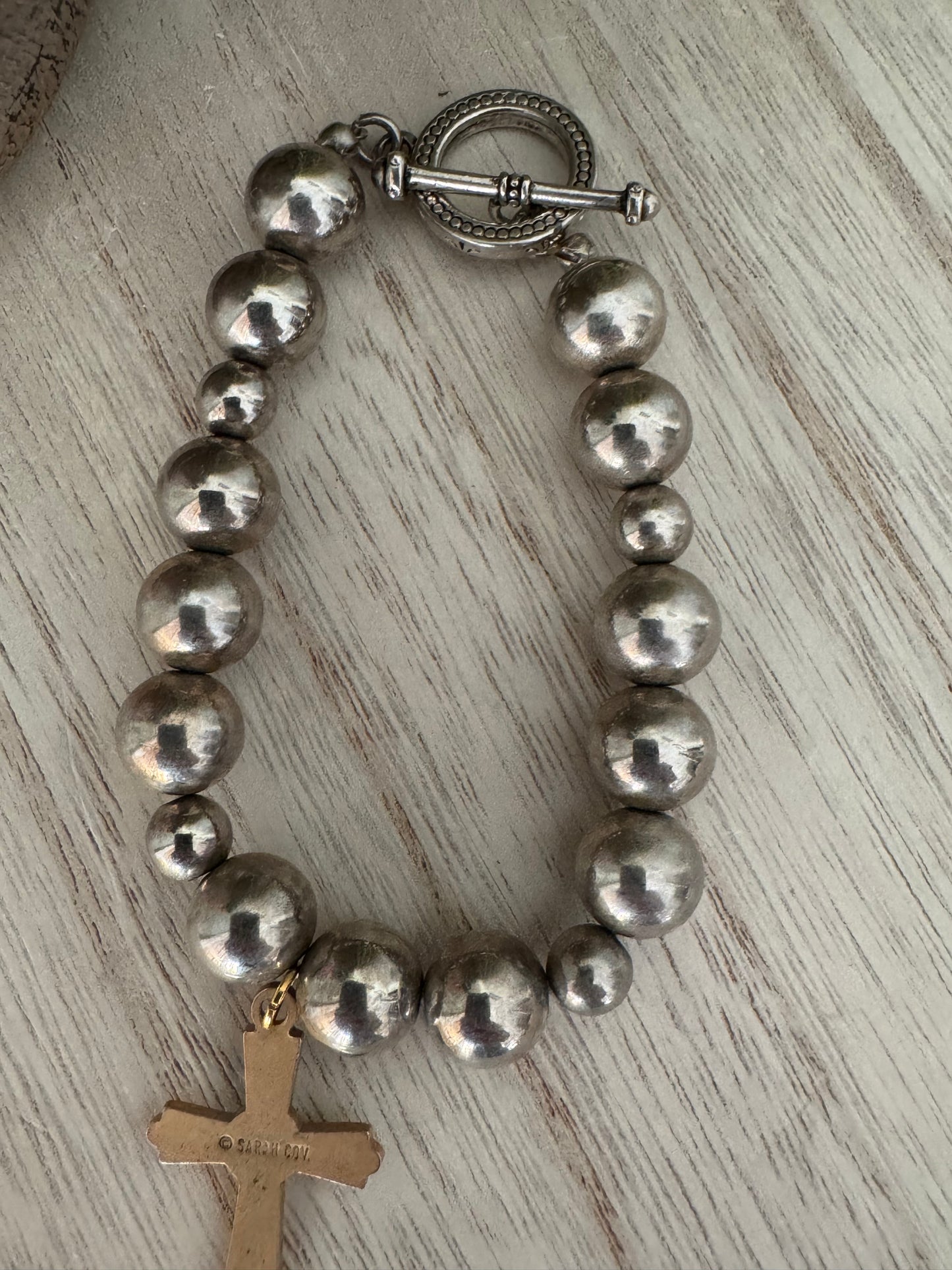 Vintage Silver Beaded Stretch Bracelet with Gold Cross – 7.5 Inches