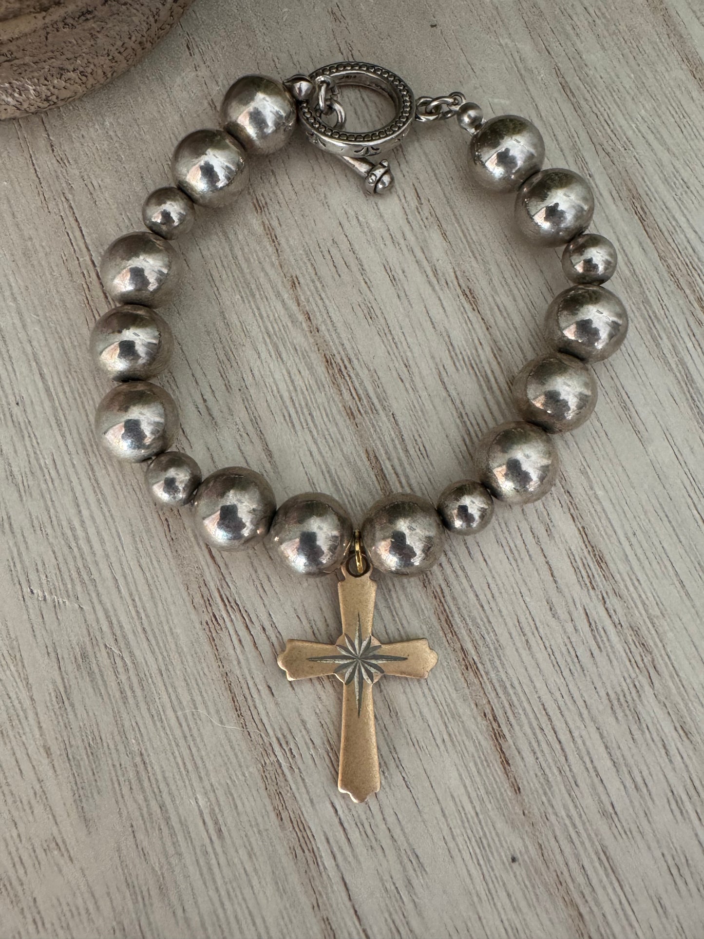 Vintage Silver Beaded Stretch Bracelet with Gold Cross – 7.5 Inches
