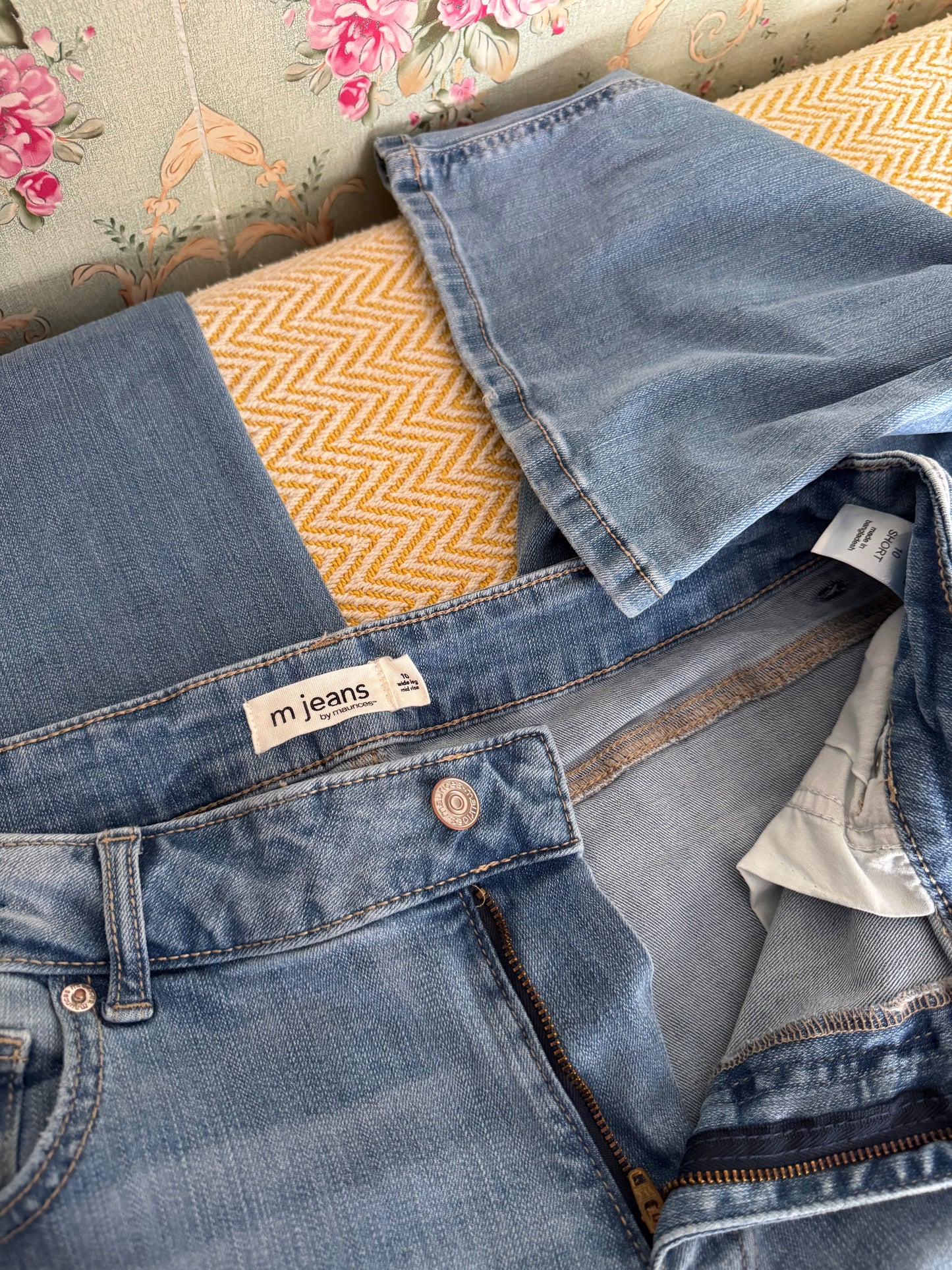 Lot of 4 Women’s Jeans & Capris – Size 9/10–10  Great mixed lot of four gently used women’s denim pieces