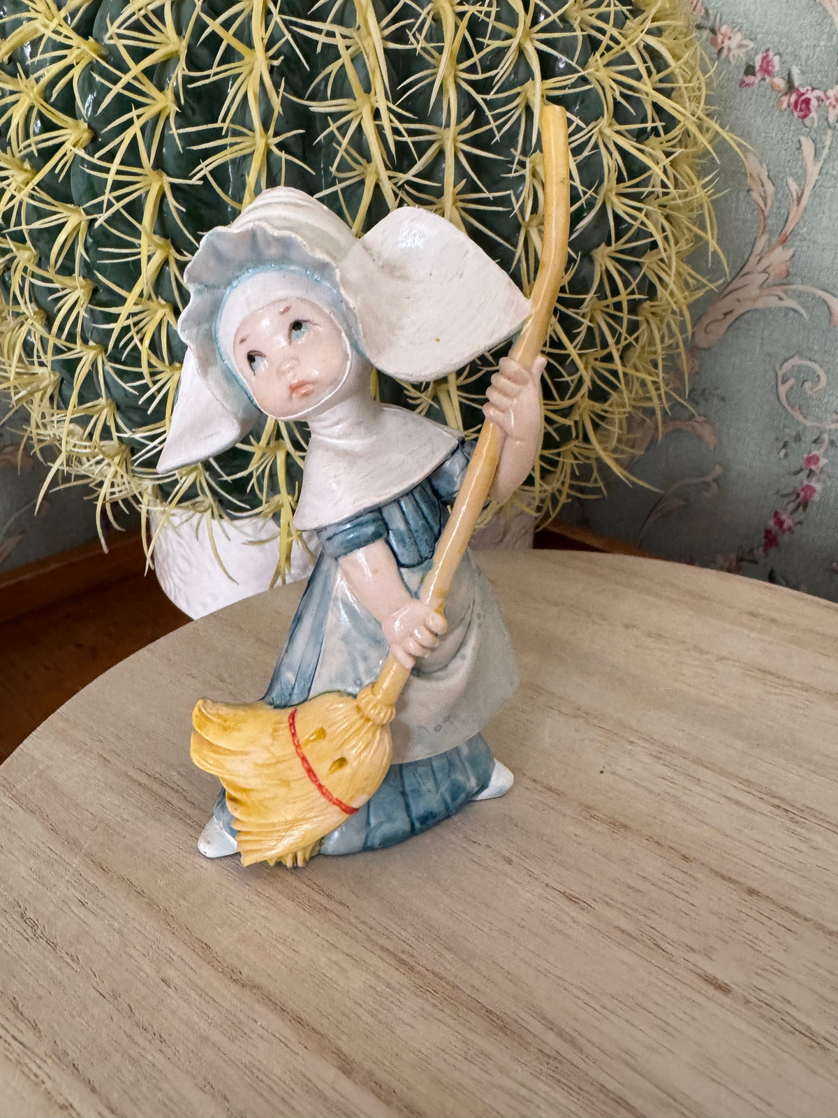 Vintage Simonetti Fontanini Depose Italy #834 Sweeping Nun Figurine