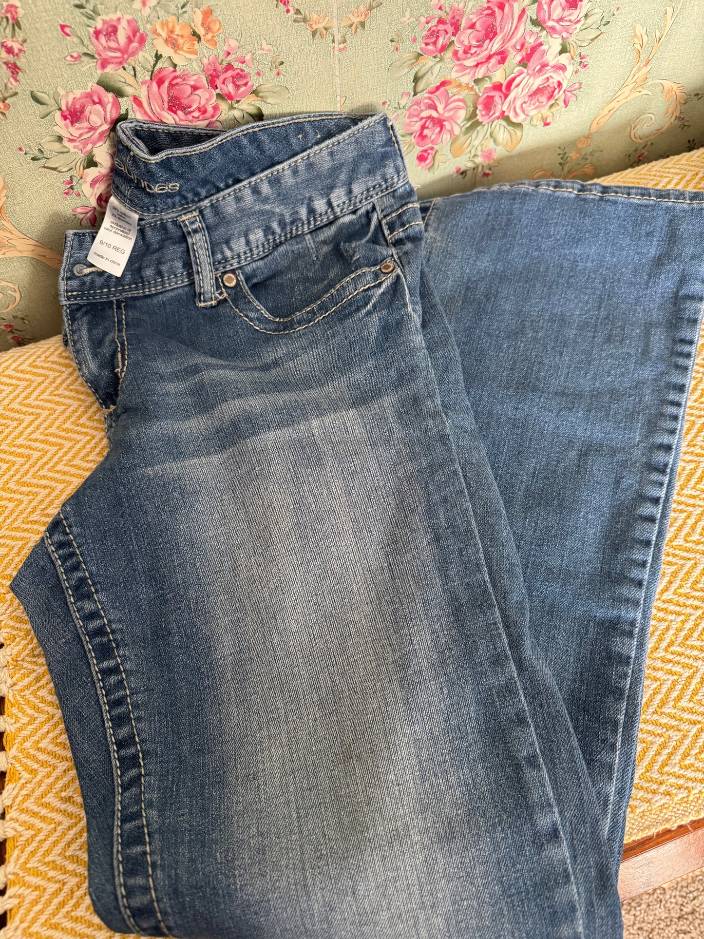 Lot of 4 Women’s Jeans & Capris – Size 9/10–10  Great mixed lot of four gently used women’s denim pieces