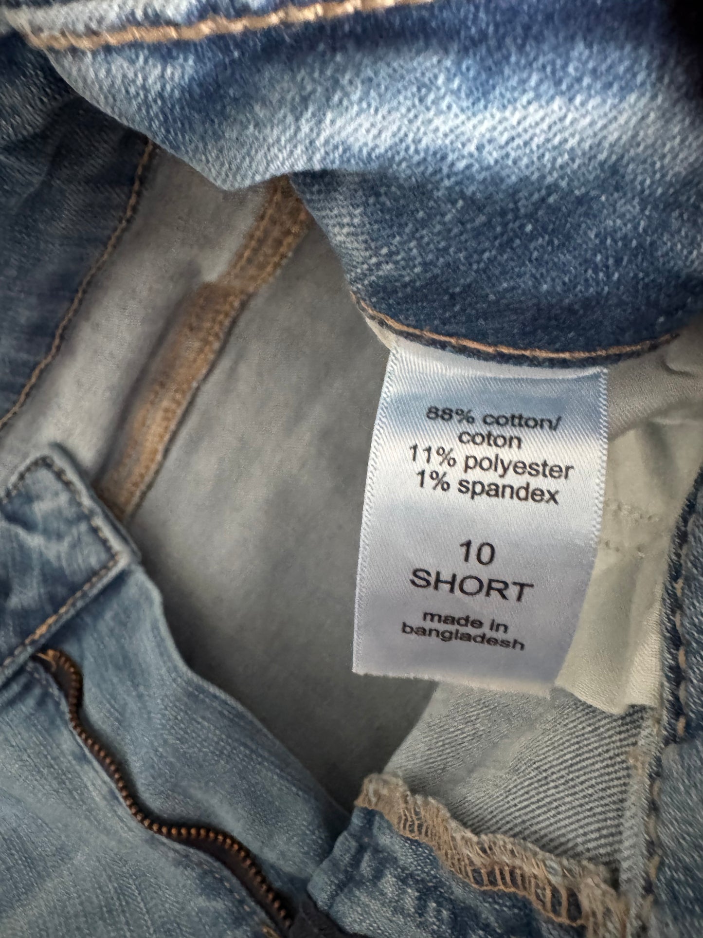 Lot of 4 Women’s Jeans & Capris – Size 9/10–10  Great mixed lot of four gently used women’s denim pieces