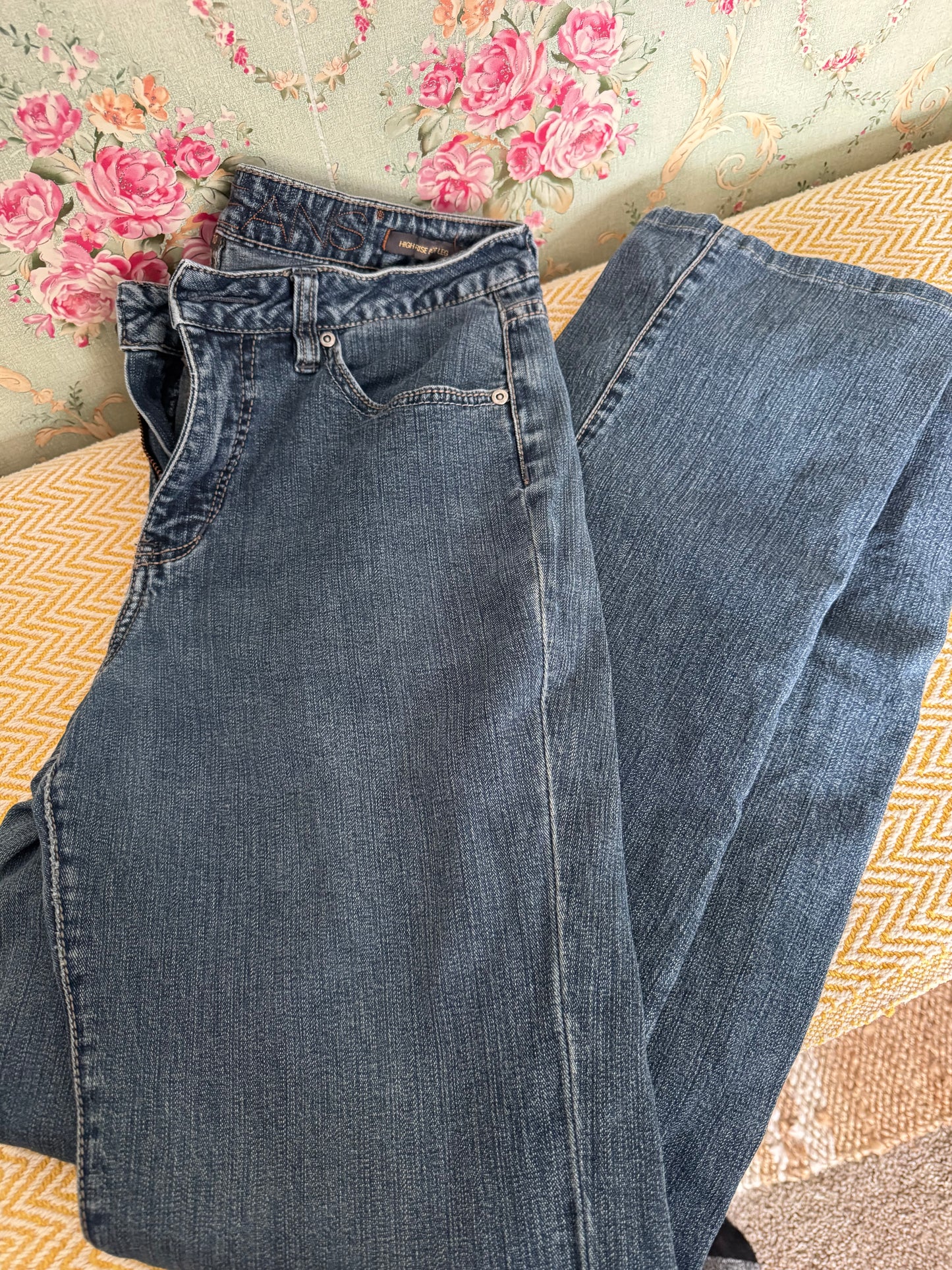 Lot of 4 Women’s Jeans & Capris – Size 9/10–10  Great mixed lot of four gently used women’s denim pieces